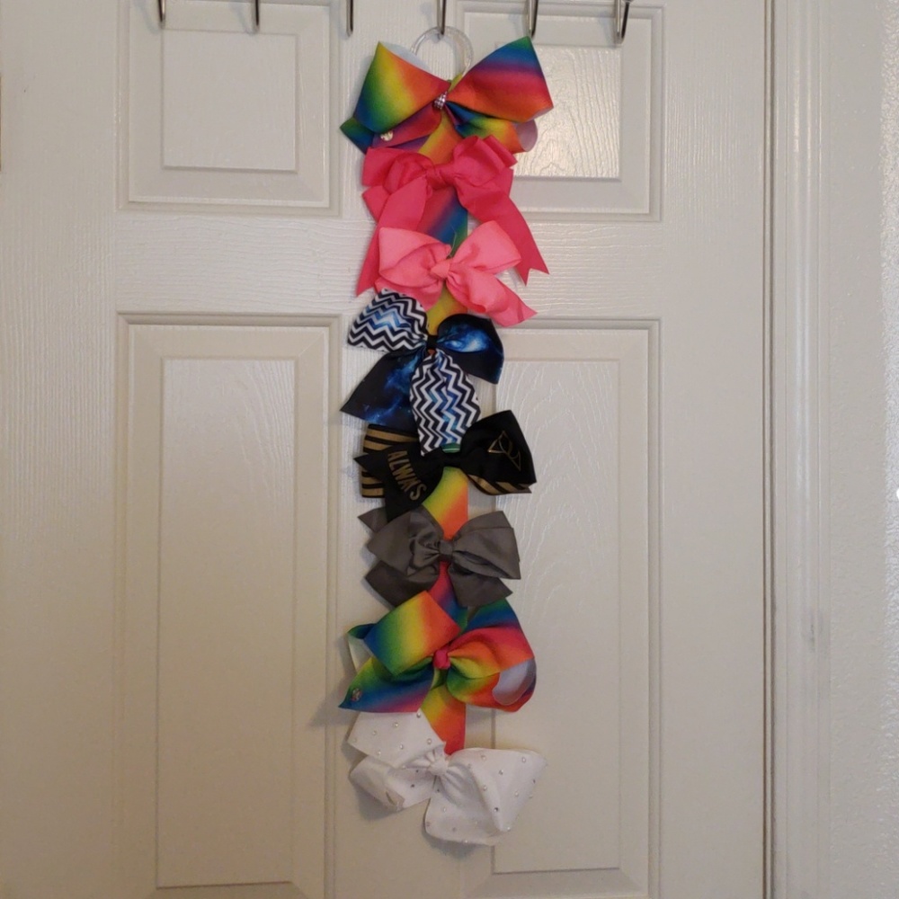 Bundle of bows with bow holder
